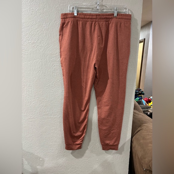 Vuori NWOT Halo Performance Joggers with Pockets in Cinnamon Heather size Large - Picture 7 of 9
